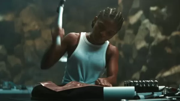 Lyric Ross als Natalie